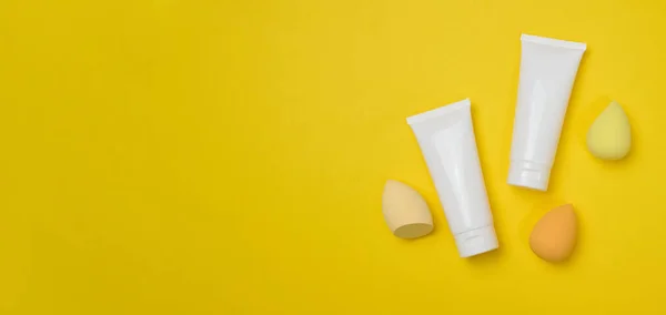Tubos Plástico Branco Para Creme Gel Outros Cosméticos Esponjas Fundo — Fotografia de Stock