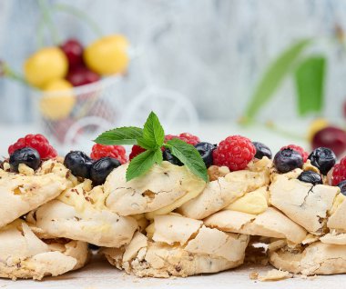 Taze böğürtlenlerle süslenmiş çırpılmış tavuk proteini ve kremadan yapılmış fırında kek. Tatlı Pavlova