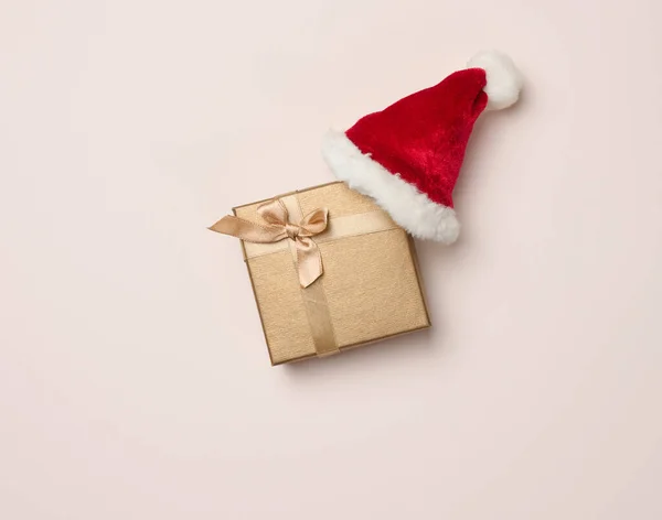 스퀘어 박스와 모자가 베이지 배경에 있습니다 성탄절 — 스톡 사진