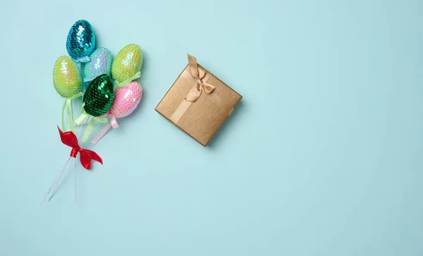 Huevos Decorativos Pascua Multicolores Lentejuelas Regalo Sobre Fondo Azul Vista — Foto de Stock
