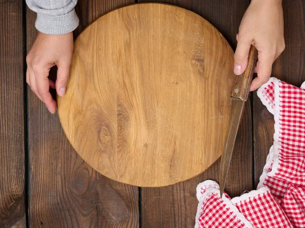 Two Female Hands Hold Empty Wooden Board Brown Table Top — Stock Photo, Image