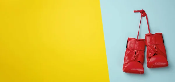 Gants Boxe Cuir Rouge Suspendus Sur Cordon Fond Bleu Équipement — Photo