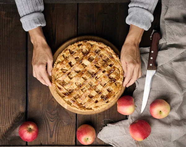 Tarte Ronde Cuite Four Avec Des Pommes Sur Une Table — Photo