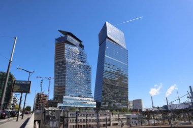 Paris, Fransa - 17.04.2022: Tours Duo - Paris 'in 13. arrondissement' inde yer alan iki gökdelen, çevre yolu kenarında ve Ivry-sur-Seine