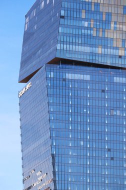 Paris, Fransa - 17.04.2022: Tours Duo 'nun ön yüzü - Paris' in 13. arrondissement 'inde yer alan iki gökdelen, çevre yolunun kenarında ve Ivry-sur-Seine
