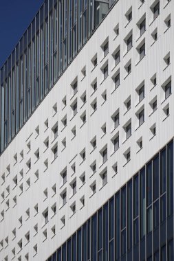 Binanın ön cephesinde pencereler, modern minimalist mimari tarzda