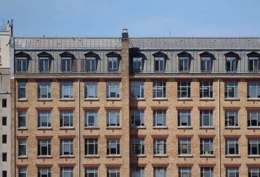 Tipik bir Paris binası cephesi.