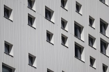 Binanın ön cephesinde pencereler, modern minimalist mimari tarzda