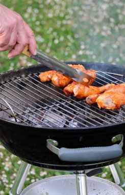 Bahçede tavuklu barbekü 