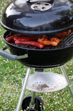 Bahçede tavuk ve sosisli ızgara. 