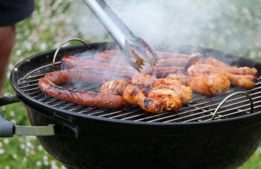 Bahçede tavuk ve sosisli ızgara. 