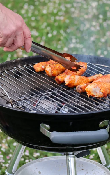 Bahçede tavuklu barbekü 