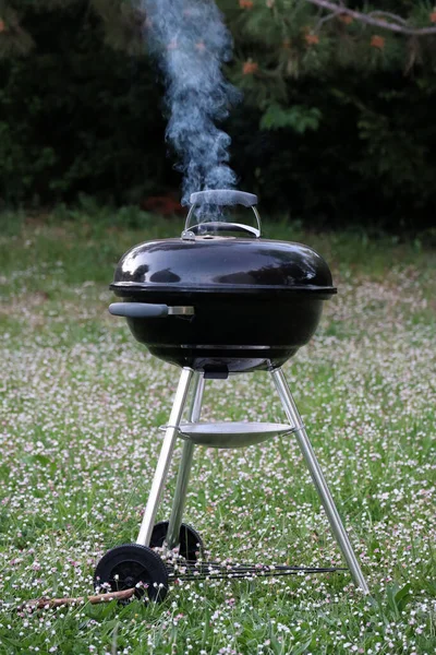 Rökgrill Med Stängt Lock Trädgården — Stockfoto