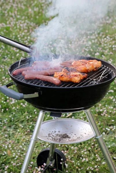 Bahçede tavuk ve sosisli ızgara. 
