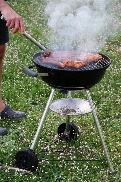 Barbacoa Con Pollo Salchichas Jardín — Foto de Stock