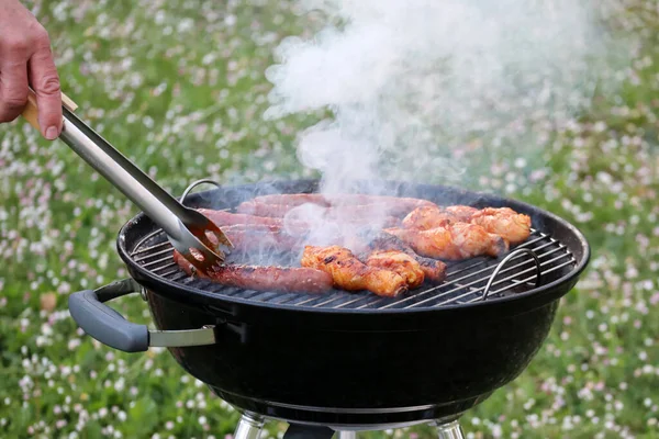 Bahçede tavuk ve sosisli ızgara. 