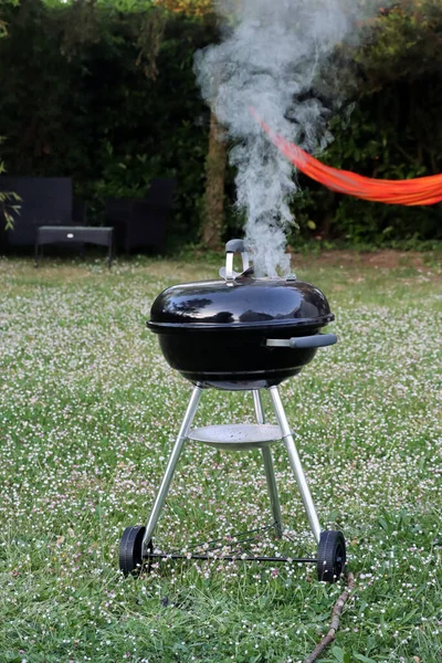 Bahçede kapalı kapaklı barbekü partisi.