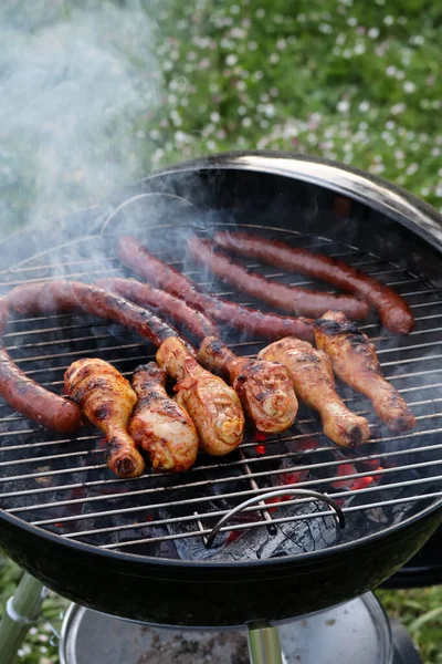 Bahçede tavuk ve sosisli ızgara. 