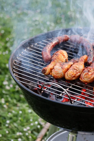 Barbecue Con Pollo Salsicce Giardino — Foto Stock