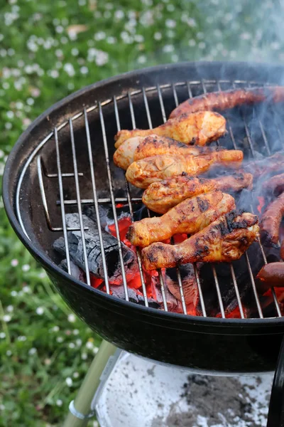 Bahçede tavuk ve sosisli ızgara. 