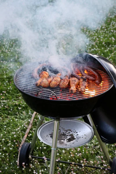Bahçede tavuk ve sosisli ızgara. 