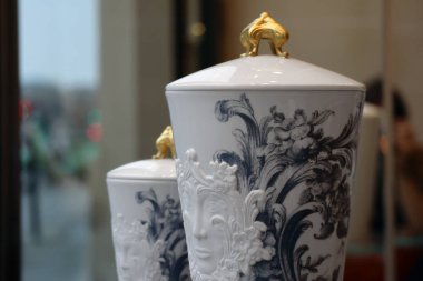 Limoges 'de yapılmış güzel porselen vazolar Haviland. 