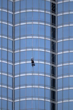 Dubai 'deki Burj Halife' nin cephesinde çalışan endüstriyel tırmanışçı.