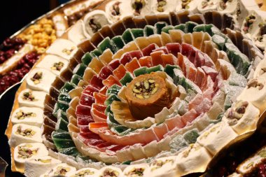 Doğulu tatlılar, hamur işleri, baklava, marşmelov, fındık ve kuru meyveler.