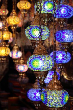 Geleneksel renkli Arap fenerleri
