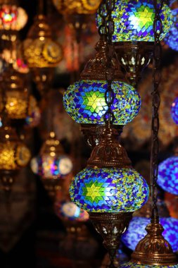 Geleneksel renkli Arap fenerleri