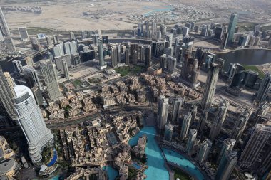 Dubai şehir merkezindeki gökdelenlerin manzarası Burj Halife 'den, dünyanın en yüksek kulesinden