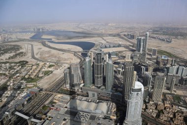 Dubai şehir merkezindeki gökdelenlerin manzarası Burj Halife 'den, dünyanın en yüksek kulesinden