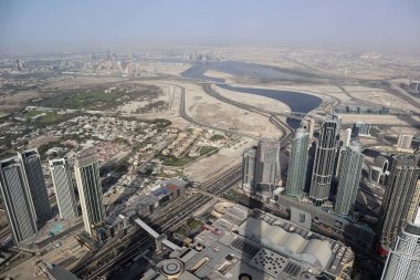 Dubai şehir merkezindeki gökdelenlerin manzarası Burj Halife 'den, dünyanın en yüksek kulesinden