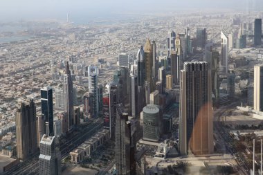 Dubai şehir merkezindeki gökdelenlerin manzarası Burj Halife 'den, dünyanın en yüksek kulesinden
