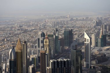 Dubai şehir merkezindeki gökdelenlerin manzarası Burj Halife 'den, dünyanın en yüksek kulesinden