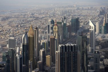 Dubai şehir merkezindeki gökdelenlerin manzarası Burj Halife 'den, dünyanın en yüksek kulesinden