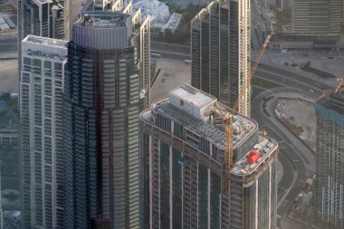 Dubai şehir merkezindeki gökdelenlerin manzarası Burj Halife 'den, dünyanın en yüksek kulesinden