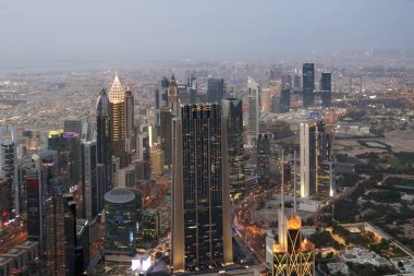 Dubai şehir merkezindeki gökdelenlerin manzarası Burj Halife 'den, dünyanın en yüksek kulesinden