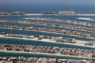 Dubai 'deki Jumeirah Adası' na yakın, villaları ve Atlantis oteli olan palmiye ağacı şeklinde tamamen yapay bir ada.