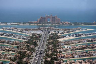 Dubai 'deki Jumeirah Adası' na yakın, villaları ve Atlantis oteli olan palmiye ağacı şeklinde tamamen yapay bir ada.