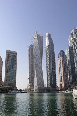 Dubai Marina 'da gökdelenler ve yapay kanallar