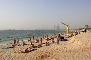 Dubai 'de bir sahil, gün batımında