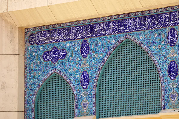 Dubai 'nin eski semtinde bir cami cephesi