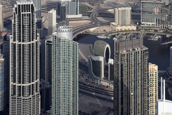 Dubai şehir merkezindeki gökdelenlerin manzarası Burj Halife 'den, dünyanın en yüksek kulesinden