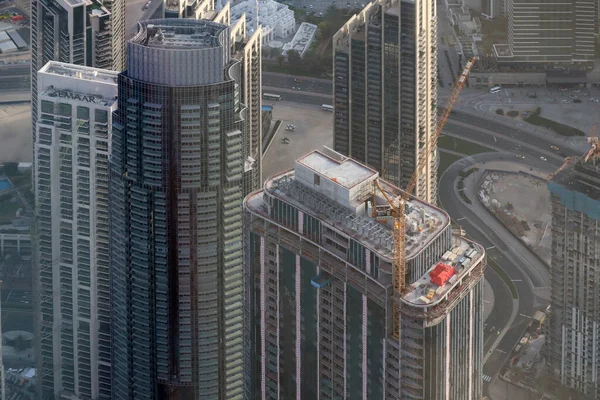 Dubai şehir merkezindeki gökdelenlerin manzarası Burj Halife 'den, dünyanın en yüksek kulesinden