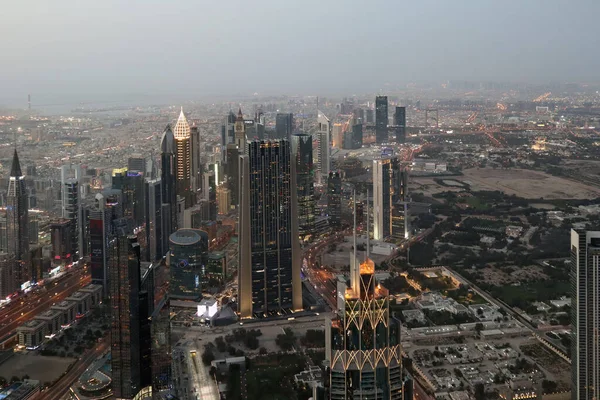 Dubai şehir merkezindeki gökdelenlerin manzarası Burj Halife 'den, dünyanın en yüksek kulesinden