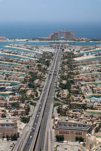 Dubai 'deki Jumeirah Adası' na yakın, villaları ve Atlantis oteli olan palmiye ağacı şeklinde tamamen yapay bir ada.