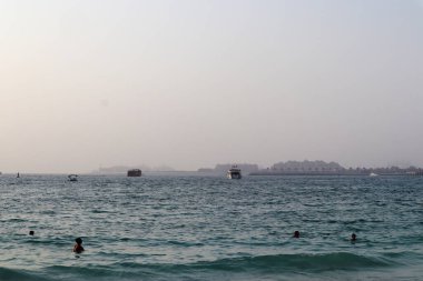 Marina Sahili 'nden denize ve sisli Jumeirah Adası' na