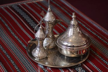 Arap asıllı gümüş çay seti
