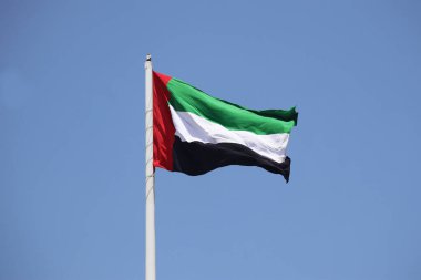 Birleşik Arap Emirliklerinin ulusal bayrağı rüzgarda sallanıyor
